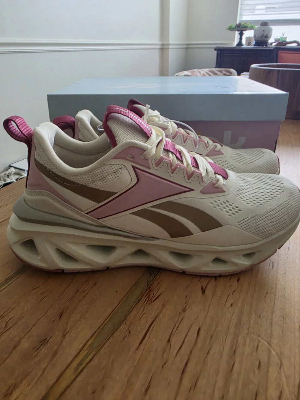 NWT Reebok Women’s Pink and Cream Running Sneakers -multiple Sizes Aval